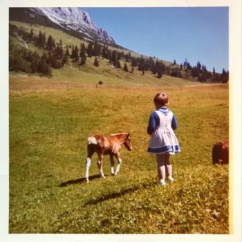 Irmi Kronsteiner als Kind auf der Alm mit 4 Jahren